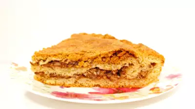 Двухслойный пирог с грецкими орехами