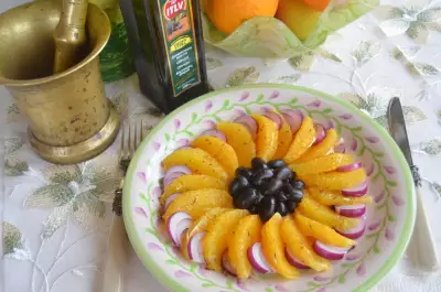 Салат из апельсинов с маслинами "солнечный цветок"