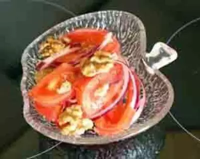 Салат из помидоров, лука, чеснока и орехов (вариант) фото