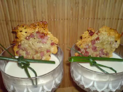 Панна-котта из цветной капусты с кружевными сырно-ветчинными крекерами