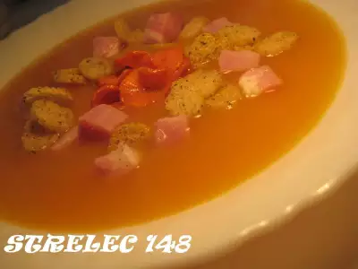 Суп пюре из тыквы с морковными чипсами и ветчиной