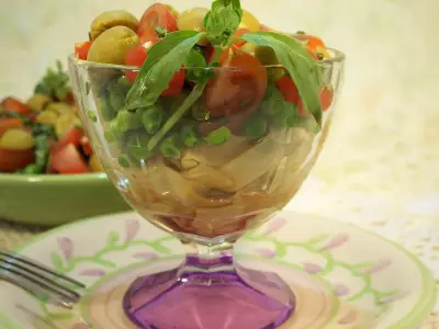 Салат из рисовой лапши с томатами черри и базаликом
