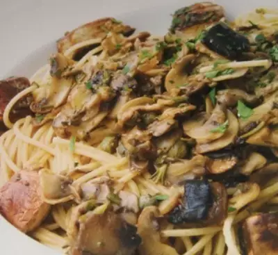 Феттачини спагетти с соусом из диких грибов