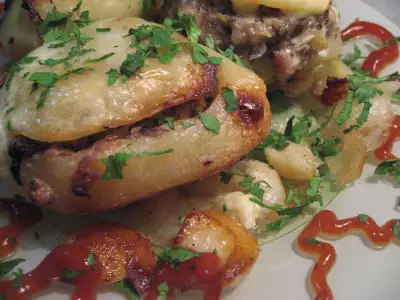 Ароматный запеченый фаршированный картофель со свининой грибами и копченым салом