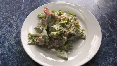 Салат с овощами и сыром фета