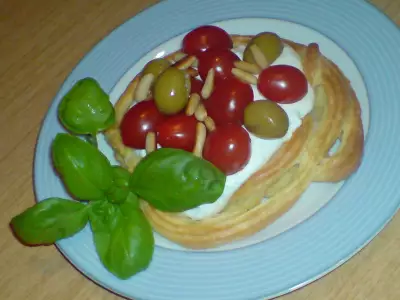 Гнезда из заварного теста со сливочным кремом помидорками и оливками
