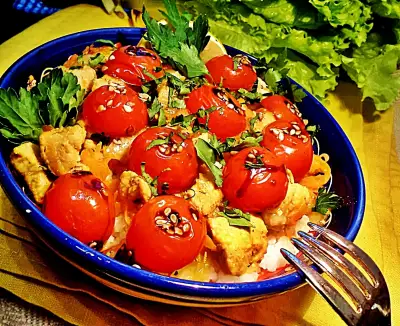 Плов "праздничный салют" к 23 февраля со свининой и карамелизированными помидорками черри.