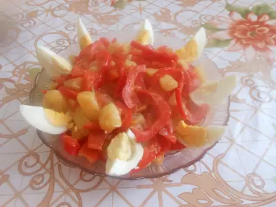 Теплый картофельный салат с помидорами и перцем