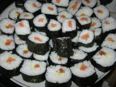 Суши с семгой и сыром сулугуни