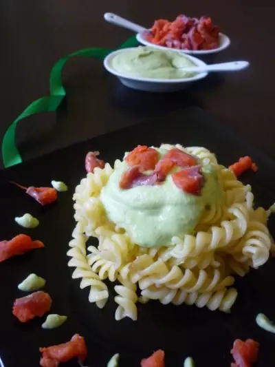 Fusilli с зелёным соусом и лососем