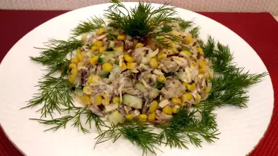 Салат со шпротами на новый год!  с кукурузой, огурцом, сухариками и сыром