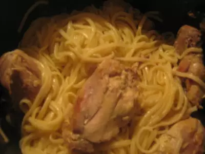 Курица в сметанном соусе со спагетти