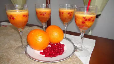 Желейный апельсиновый коктейль с красной смородиной