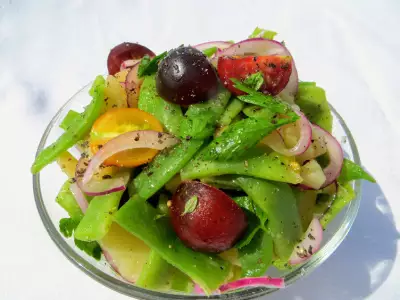 Синие помидоры и зеленая фасоль – вкуснейший летний салат!