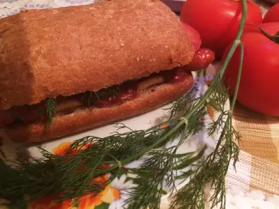 Бутерброды с чиабаттой и сосисками для пикника