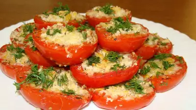 Закусочные помидоры с итальянским акцентом. с хлебом и сыром.