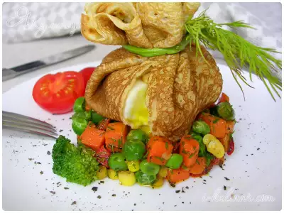 Блинные мешочки с яйцом-пашот на подушке из овощей