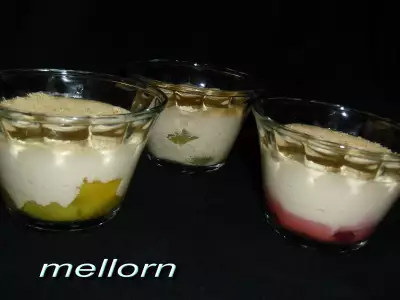 Десерт из запеченной ряженки с фруктами и ягодами