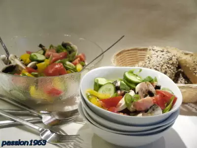 Французский салат с сырыми шампиньонами
