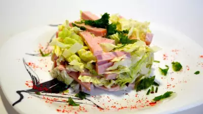 Простой салат из пекинской капусты и колбасы.