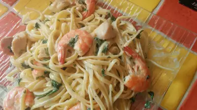 Спагетти с креветками и морскими гребешками