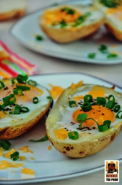Яйцо с сыром запеченные в картофеле