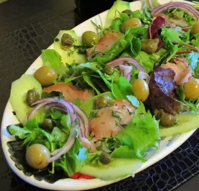 Салат с осетриной маслинами и каперсами.