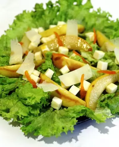 Салат с жареными грушами и сырами под медовой заправкой