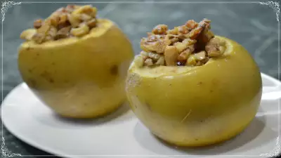 Яблоки, запеченные в духовке с медом, корицей и орехами