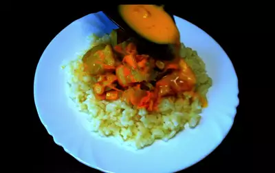 Рис с тушеными овощами в сметанно-соевом соусе