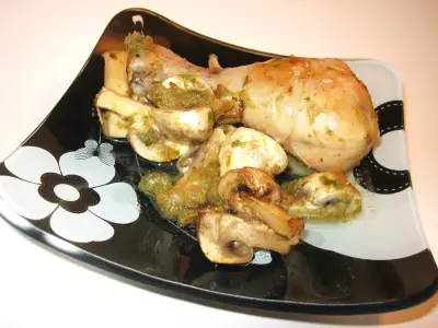 Куриные голени, маринованные в зеленом соусе, с грибами