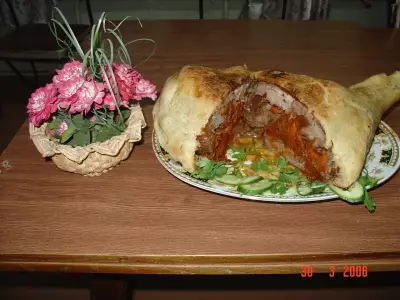 Фаршированная баранья нога  с курагой и с овощным соусом.