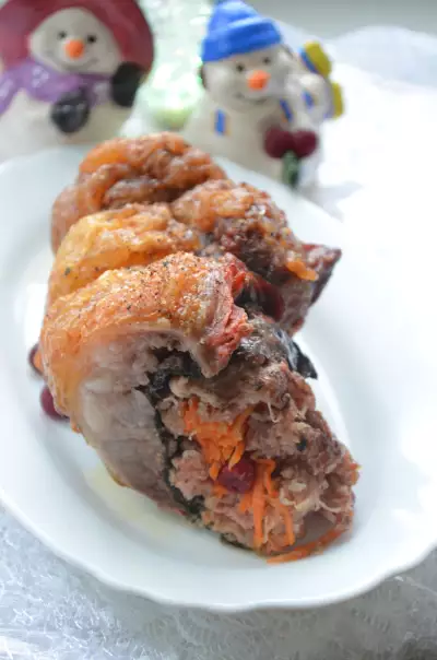 Мясной рулет с корейской морковью и клюквой