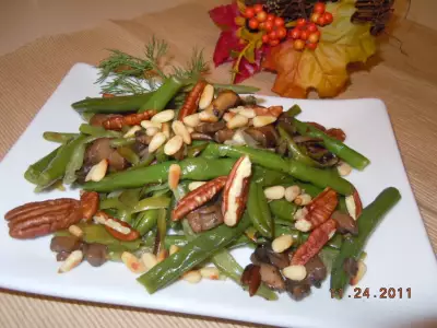 Горячий салат green beans с грибами и орехами