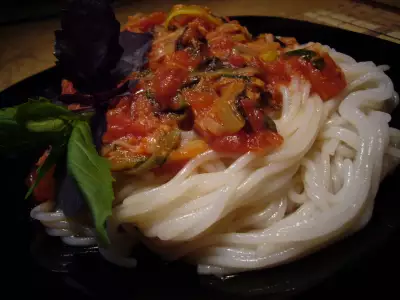 Рисовая лапша с соусом из тунца.