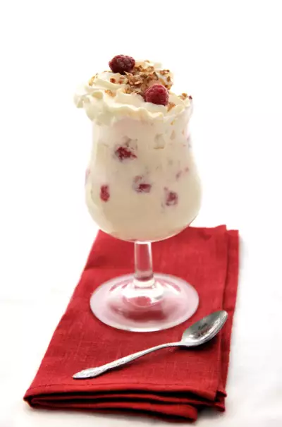 Шотландский десерт "кранахан с малиной" (cranachan with raspberries)