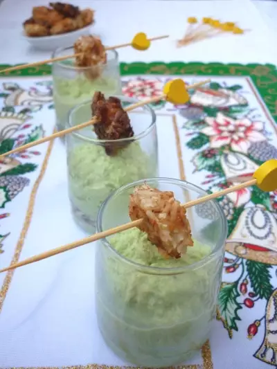 Креветки в кокосовой и льняной панировке с  соусом из авокадо