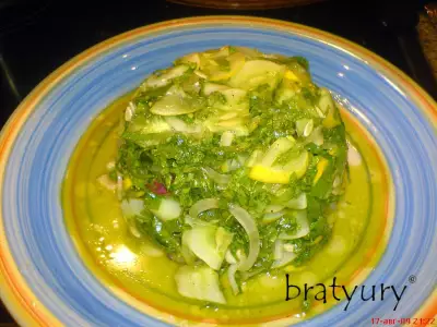 Сочный салат из редиса репчатого лука и огурца жёлтого сорта