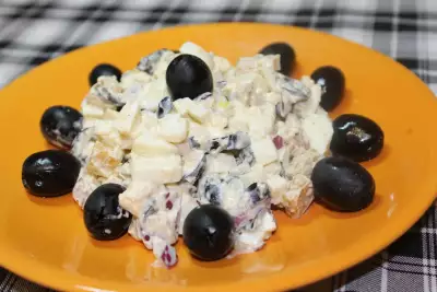 Яичный салат с оливками и сухариками. видео фото