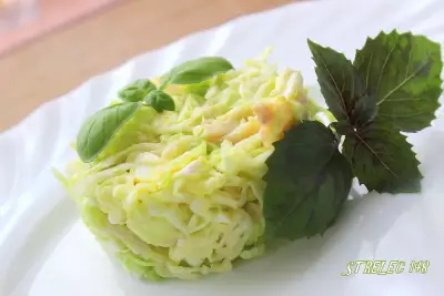 Диетический салат из капусты с кальмарами.