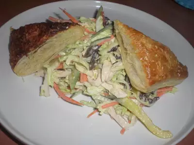 Овощной салатик со слоёнными хлебцем