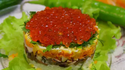 Праздничный салат из кальмаров с красной икрой!