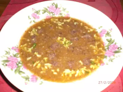 Чечевично сельдереевый суп с грибами и сухариками из зернового хлеба