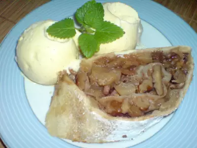 Штрудель с карамелизированными яблоками орехами и мороженым