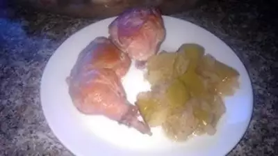 Запеченная курица с яблоками в духовке