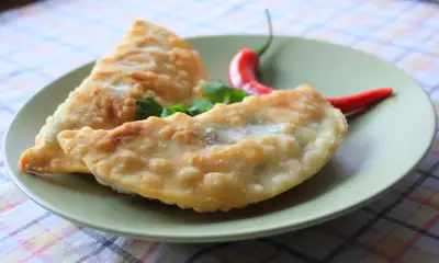 Острые чебуреки с фасолью и грибами