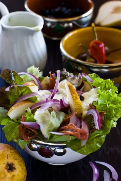 Салат с грушей и картофельными клецками