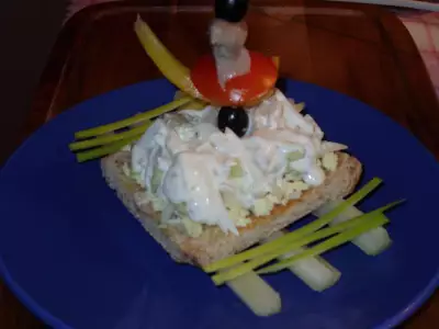 Закусочный тост сельдь под белой шубкой