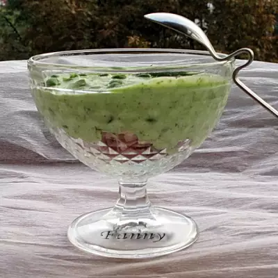 Салат коктейль с зеленым горошком и копченой грудинкой
