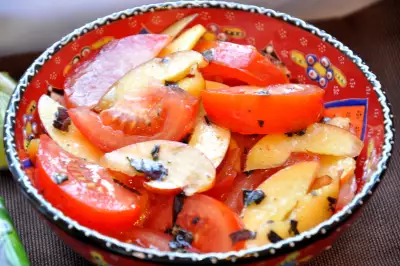 Салат из помидоров и нектаринов